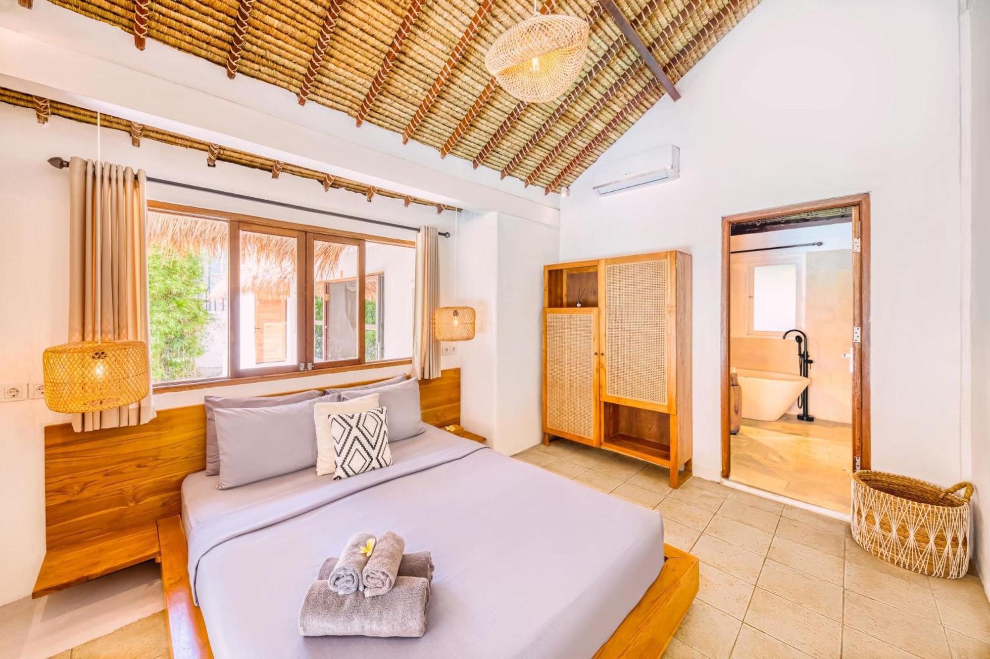 Barcelona - Private 5 Bdr In Seminyak, Location, Large Pool & Garden Villa *