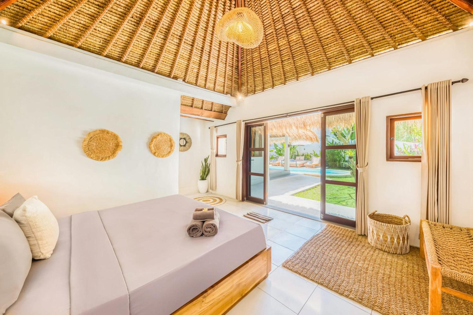 Barcelona - Private 5 Bdr In Seminyak, Location, Large Pool & Garden Villa